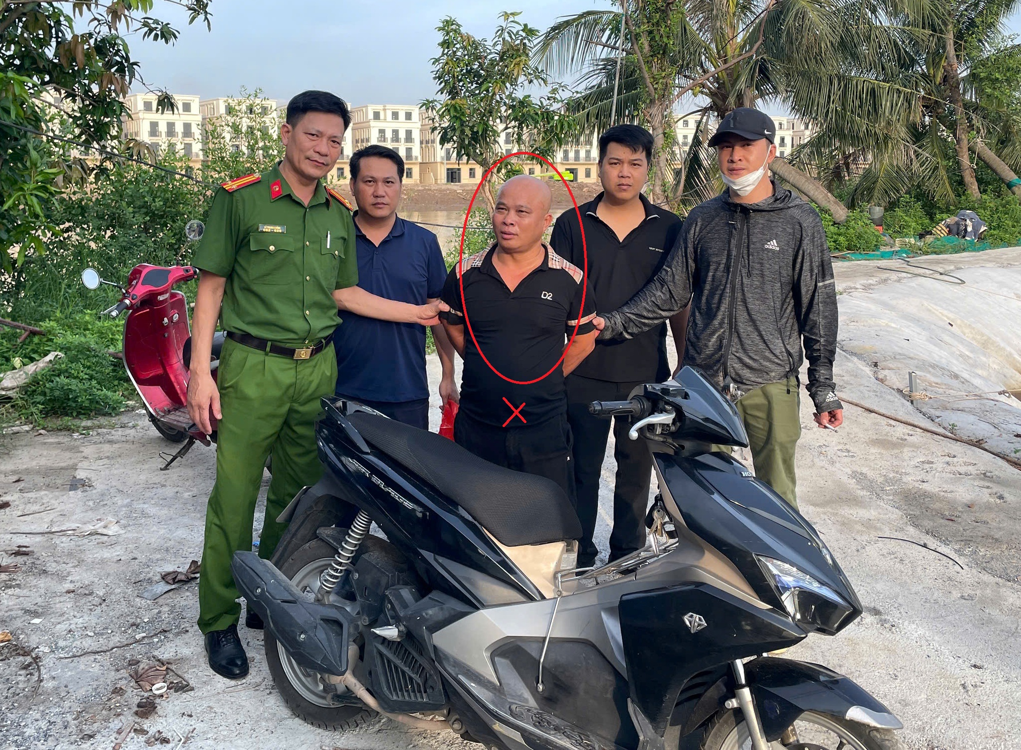Bắt giữ đối tượng truy nã nguy hiểm tại khu vực đầm nuôi trồng thủy sản Sáu Phiên (phường Thủy Nguyên)